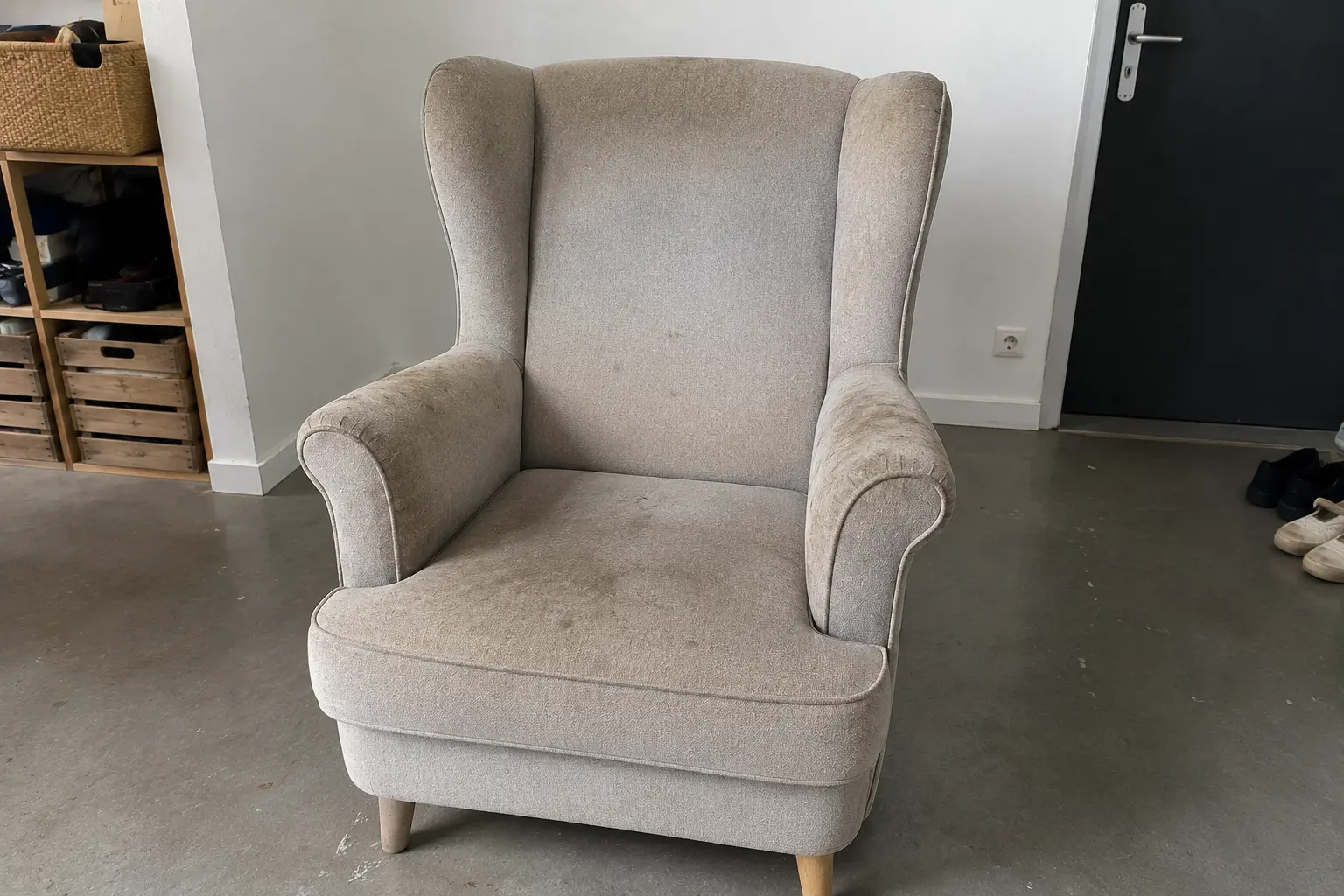Fauteuil taché avant intervention