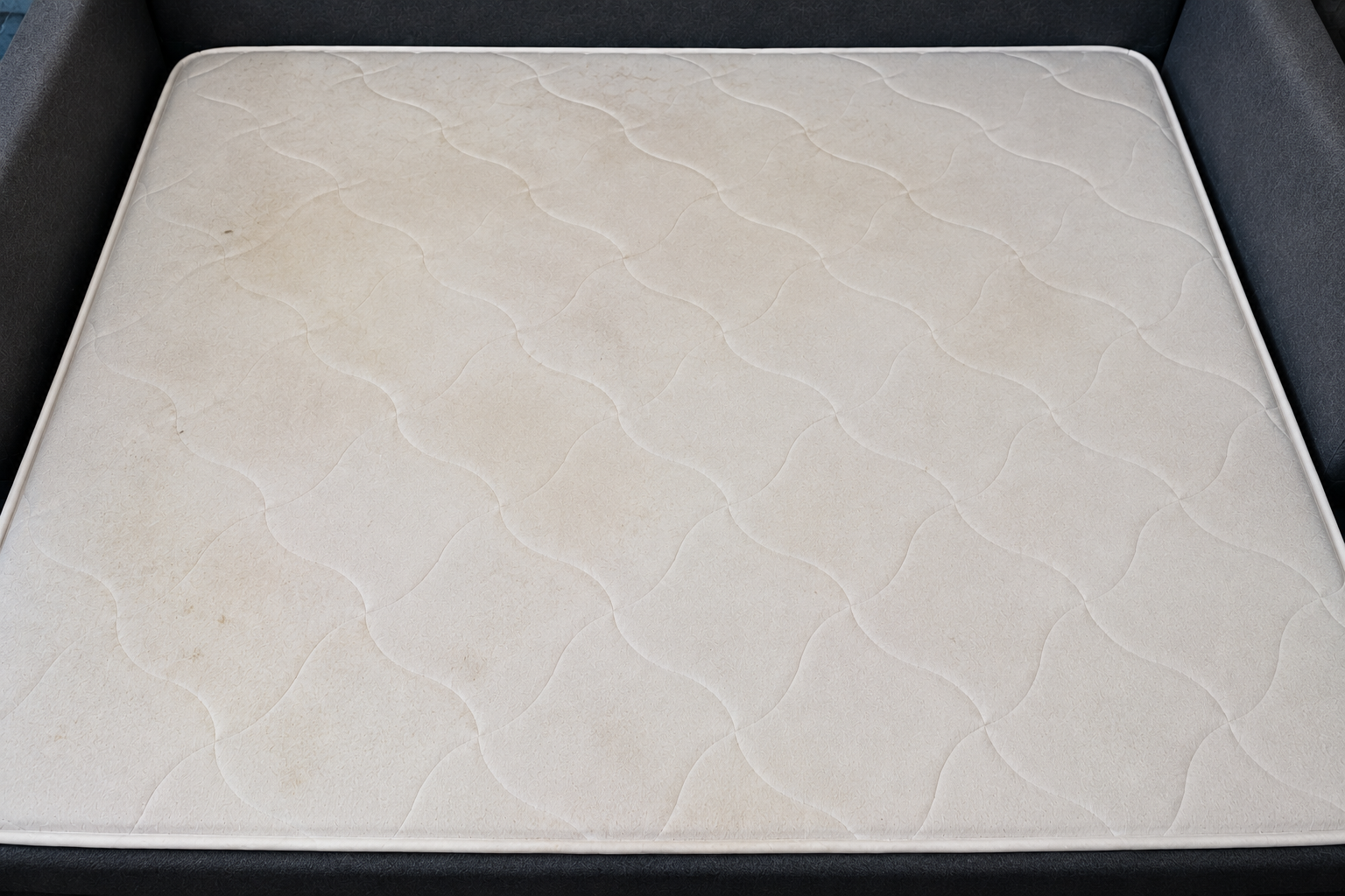 Matelas présentant des auréoles et des salissures avant nettoyage